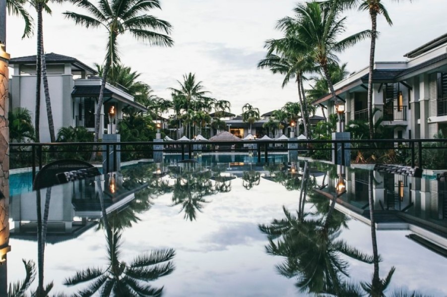 wide(5) Lagoon pool display