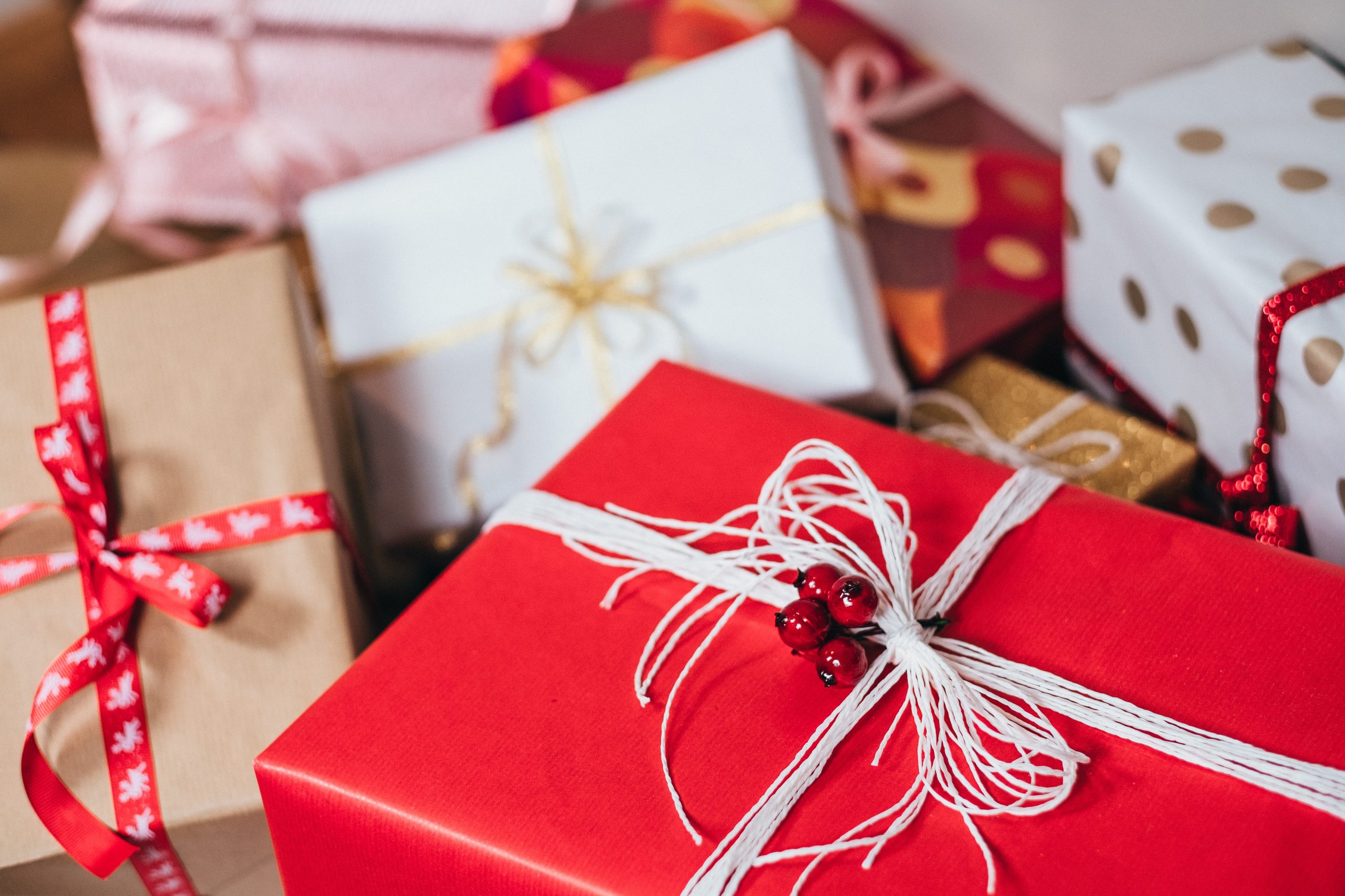 freestocks-PxM8aeJbzvk-unsplash Red Christmas gifts